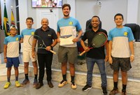MOÇÃO DE APLAUSOS: Vereador David Roger faz homenagem ao professor de tênis Túlio Crepaldi