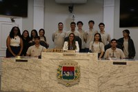 Visitando o Legislativo: vereadora Taise Braz recebe alunos do Projeto Pescar
